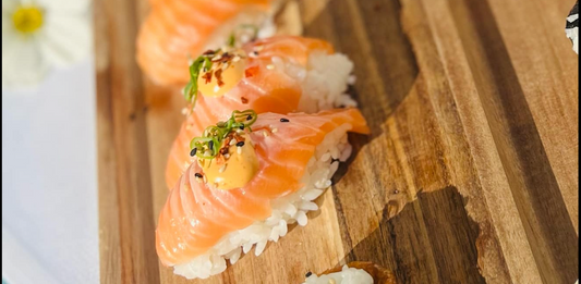 17. Flamberet lakse nigiri - 2 stks.